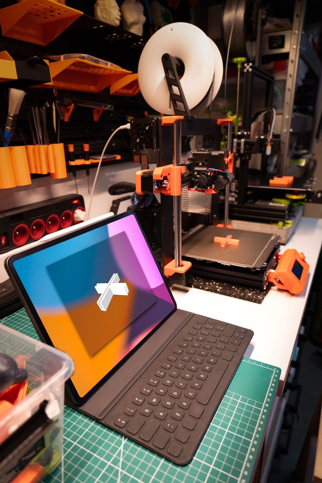 3D printing workbench with printer and tablet